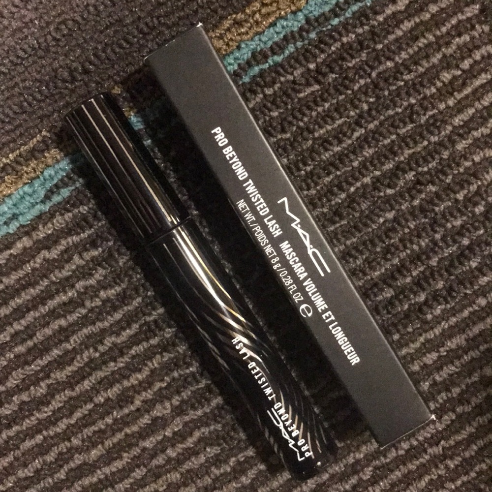 MAC PRO BEYOND TWISTED LASH MASCARA